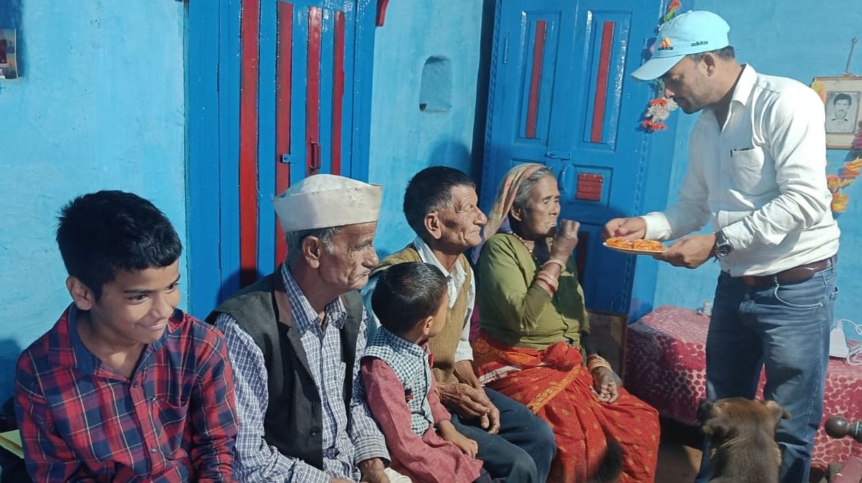 रैखोली गांव में प्रोफसर डीएस रावत की माता को बधाई देते जिपं सदस्य चंदन रावत। संवाद रैखोली गांव में प्रोफसर डीएस रावत की माता को बधाई देते जिपं सदस्य चंदन रावत। संवाद