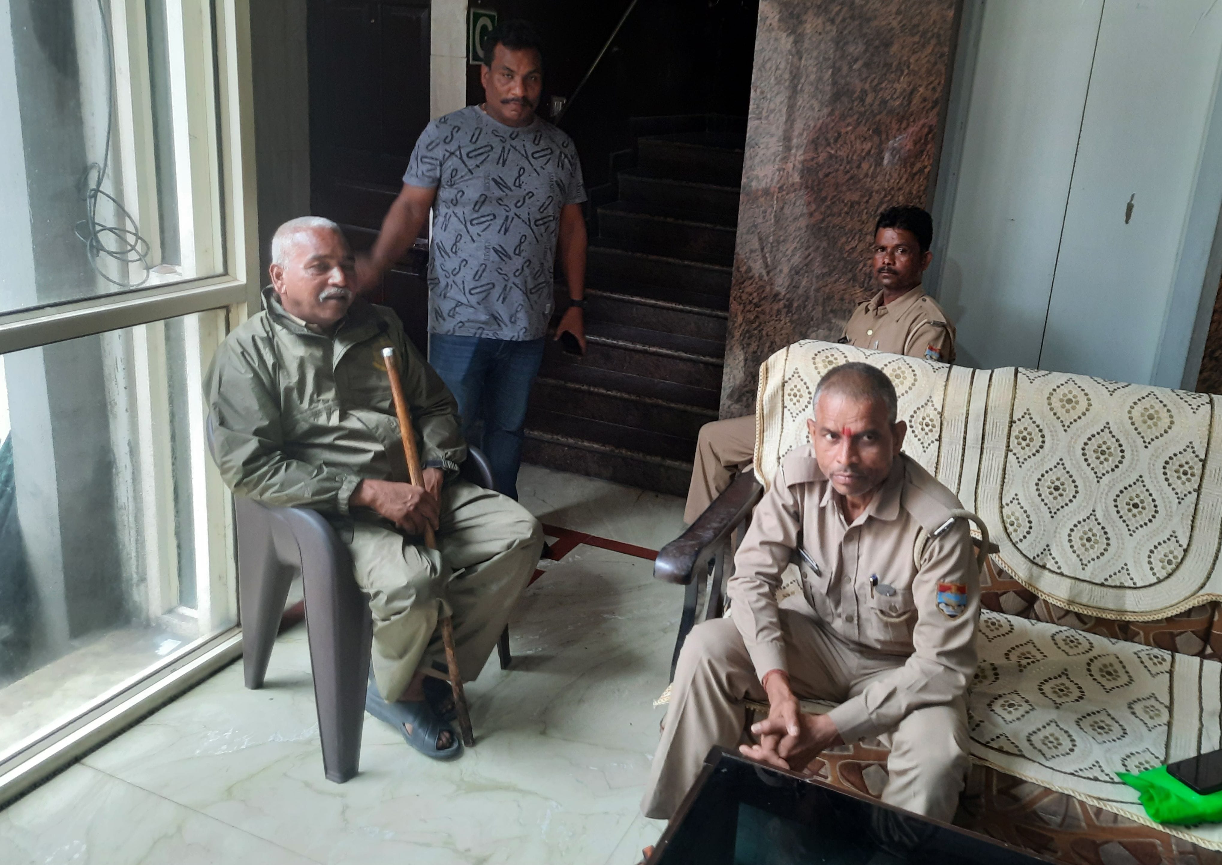 रुद्रपुर के एएसडीआर होटल कार्यवाही करती पुलिस टीम। रुद्रपुर के एएसडीआर होटल कार्यवाही करती पुलिस टीम।
