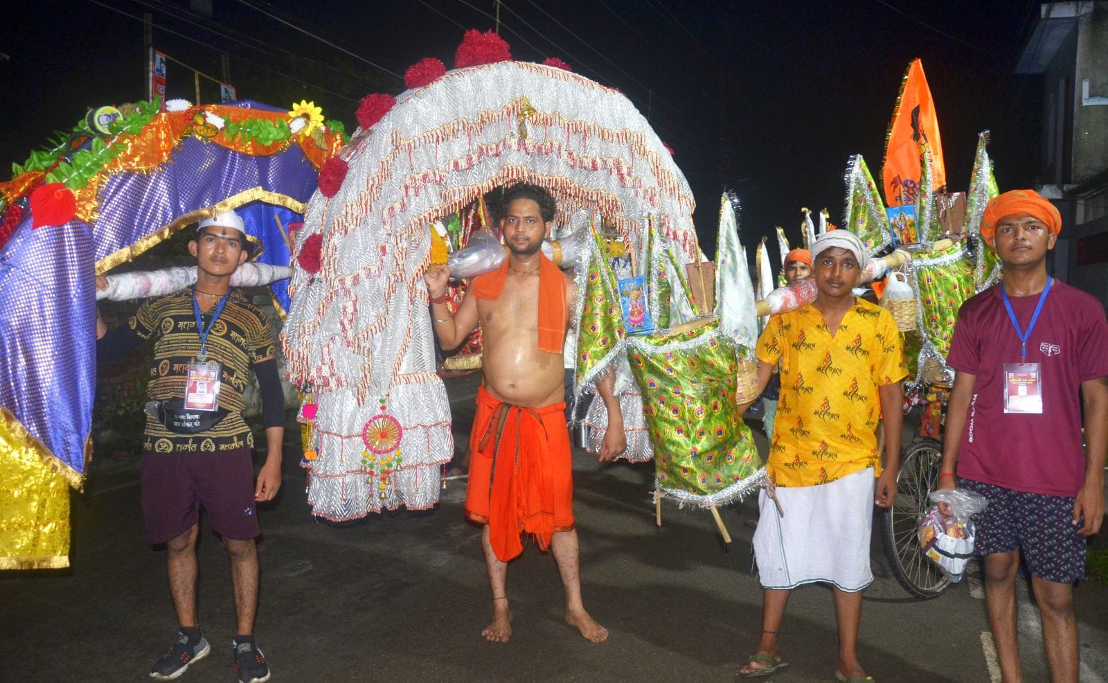 डीजे पर शिव के भजनों पर झूमते भोले के भक्त।