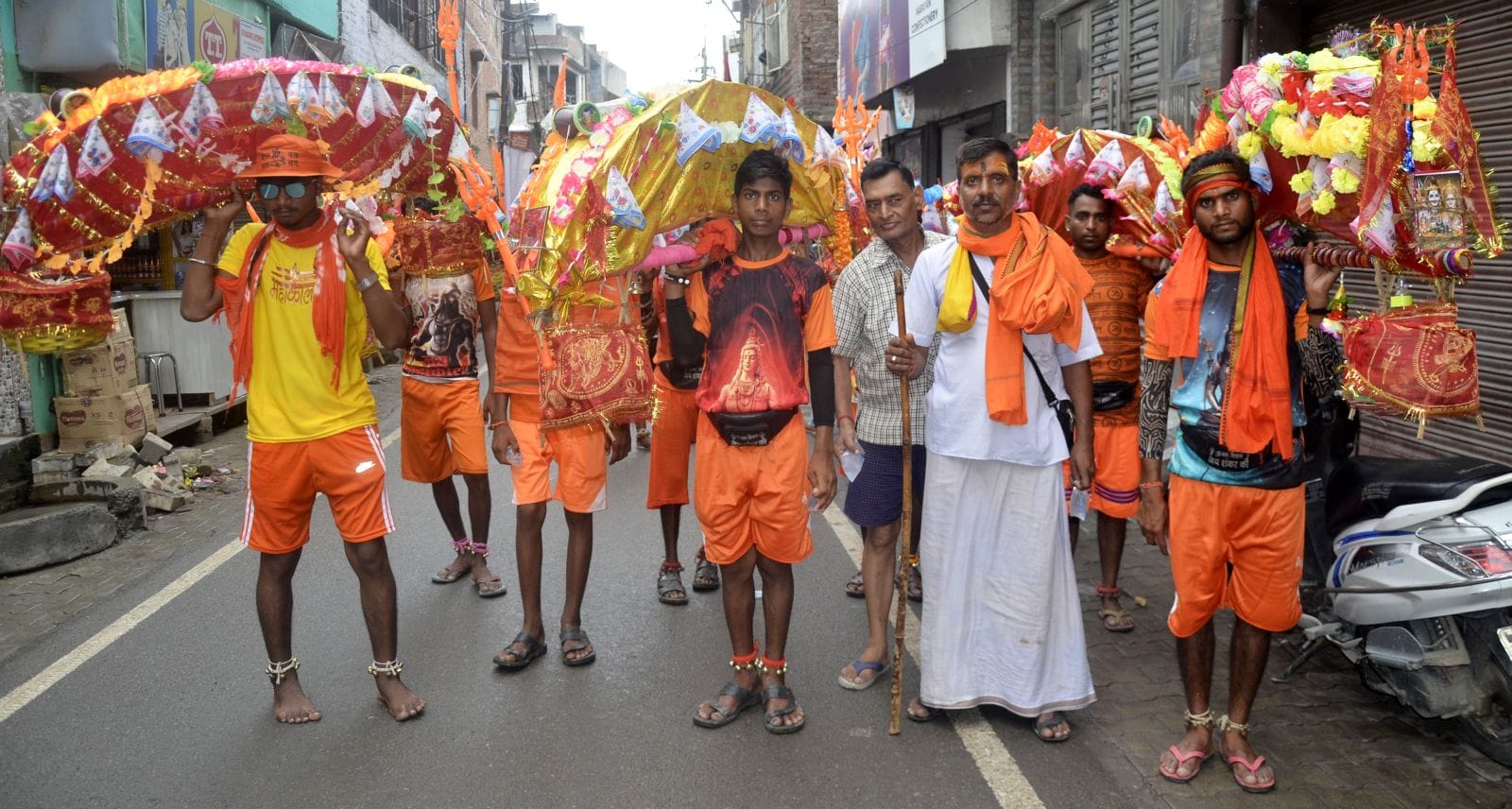 डीजे पर शिव के भजनों पर झूमते भोले के भक्त।