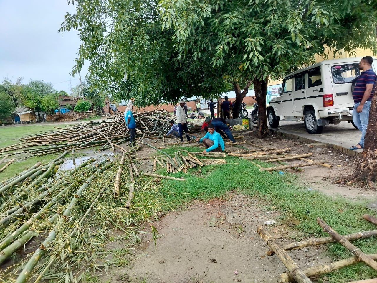 गांव चंदिया हजारा के समीप कटान करती शारदा नदी । संवाद