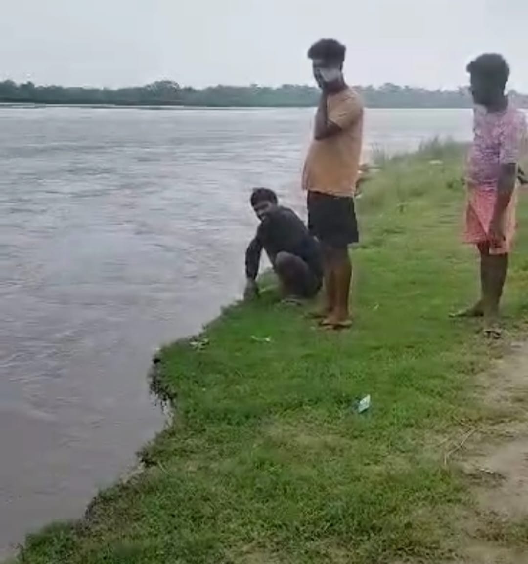 कलीनगर क्षेत्र में उफनाई शारदा नदी। संवाद