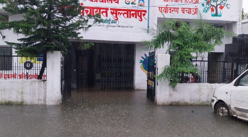.काशीपुर के हेमपुर इस्माइल में बैलगाड़ी पर बैठकर पीड़ितों की समस्या सुनने जाती लेखपाल मंजू बिष् .काशीपुर के हेमपुर इस्माइल में बैलगाड़ी पर बैठकर पीड़ितों की समस्या सुनने जाती लेखपाल मंजू बिष्