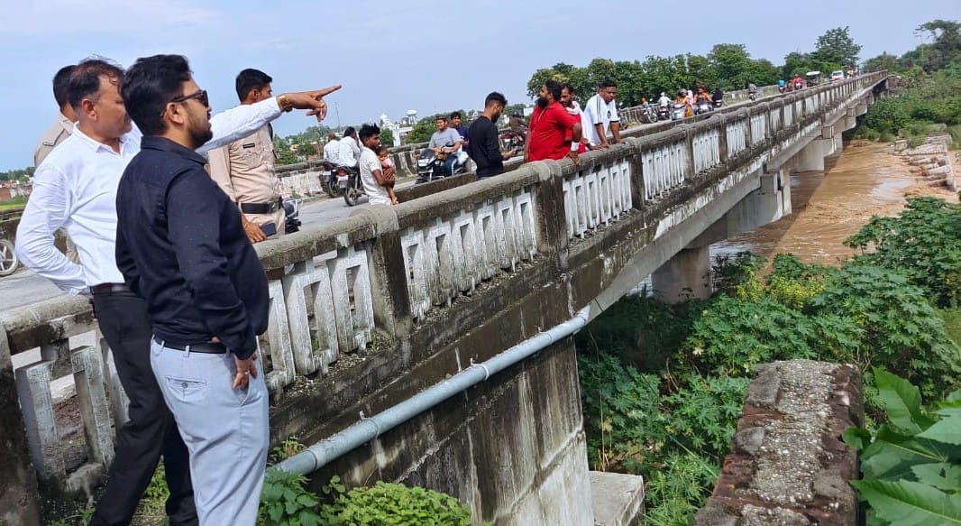 .काशीपुर के हेमपुर इस्माइल में बैलगाड़ी पर बैठकर पीड़ितों की समस्या सुनने जाती लेखपाल मंजू बिष् .काशीपुर के हेमपुर इस्माइल में बैलगाड़ी पर बैठकर पीड़ितों की समस्या सुनने जाती लेखपाल मंजू बिष्