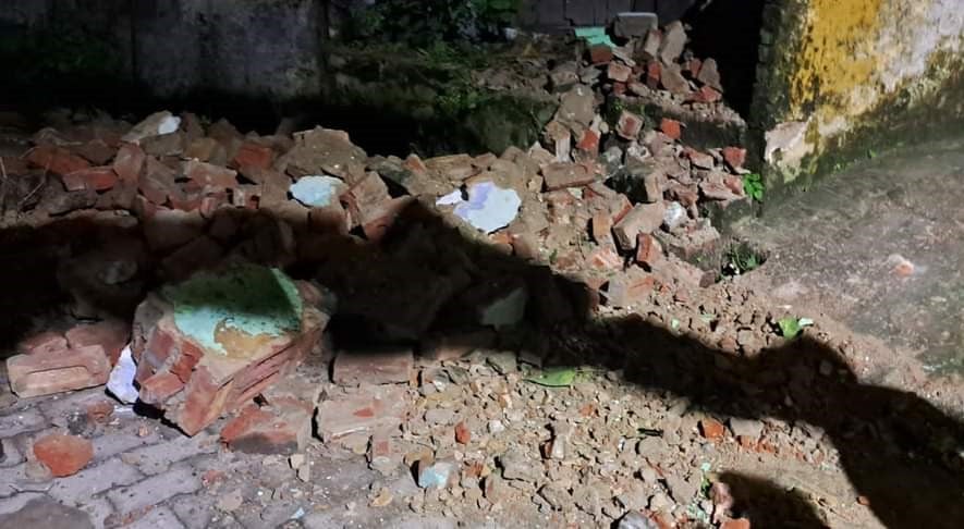 काशीपुर के मोहल्ला कानूनगोयान में जर्जर मकान का गिरा मलवा। संवाद