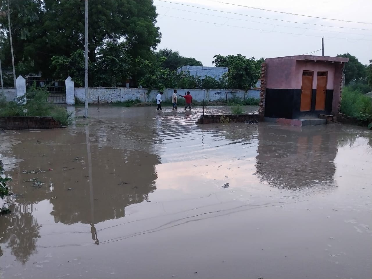 खेकड़ा क्षेत्र के सुभानपुर गांव में यमुना का पानी आने से टूटा तटबंध खेकड़ा क्षेत्र के सुभानपुर गांव में यमुना का पानी आने से टूटा तटबंध