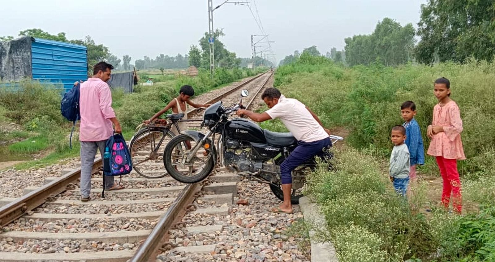 शहर के अंडर पास में भरा पानी।