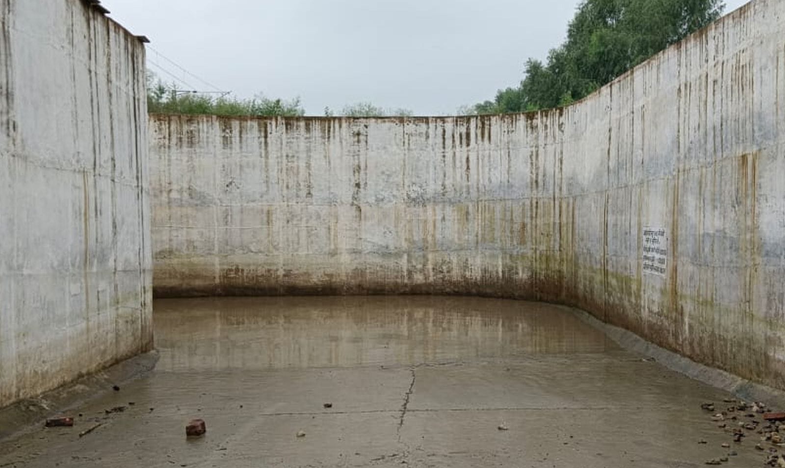 शहर के अंडर पास में भरा पानी।