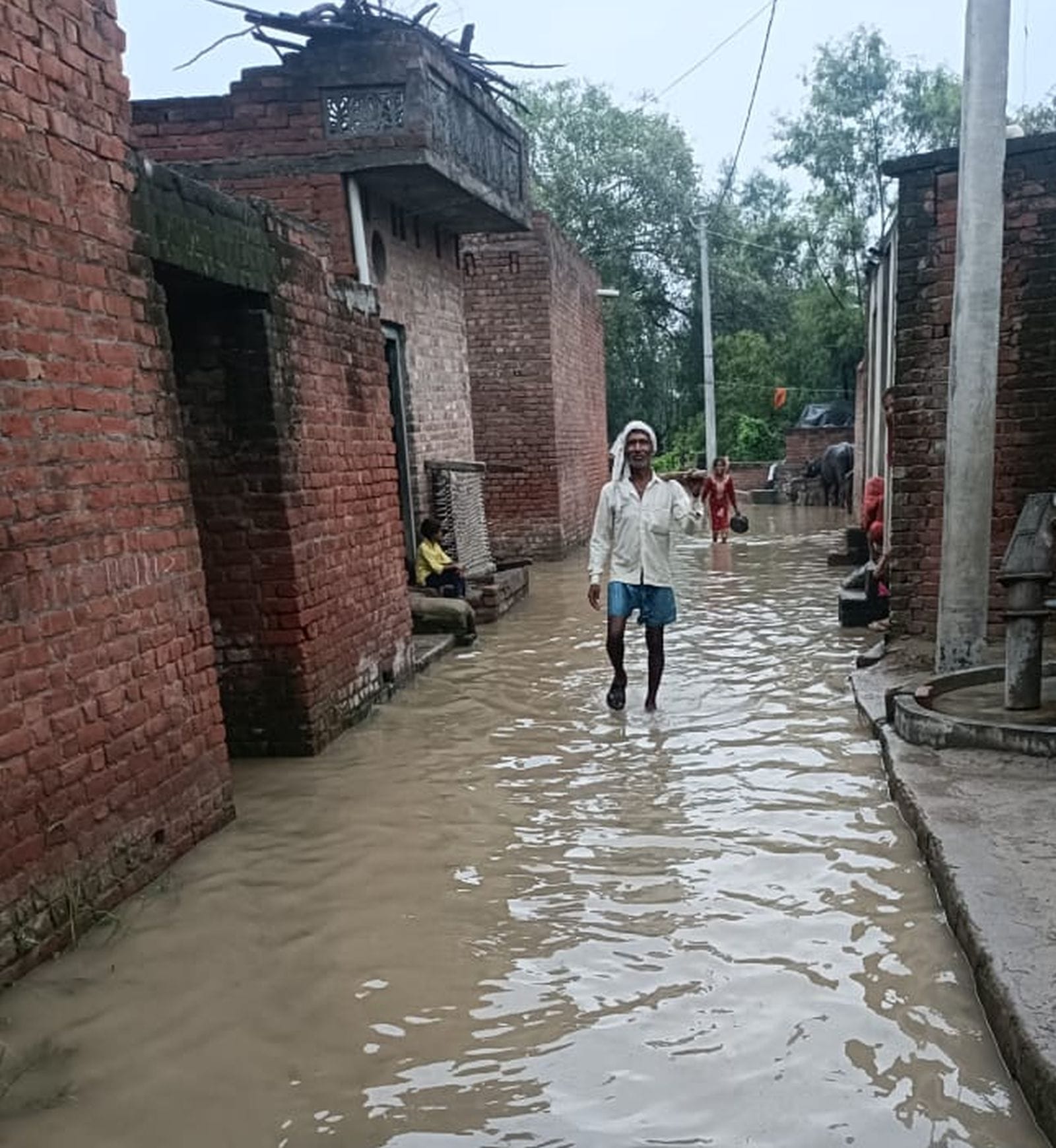 टोंटपुर करसरी के खेतों में भरा पानी