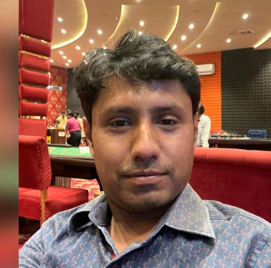 दुकान पर लगा टमाटर दुकान पर लगा टमाटर