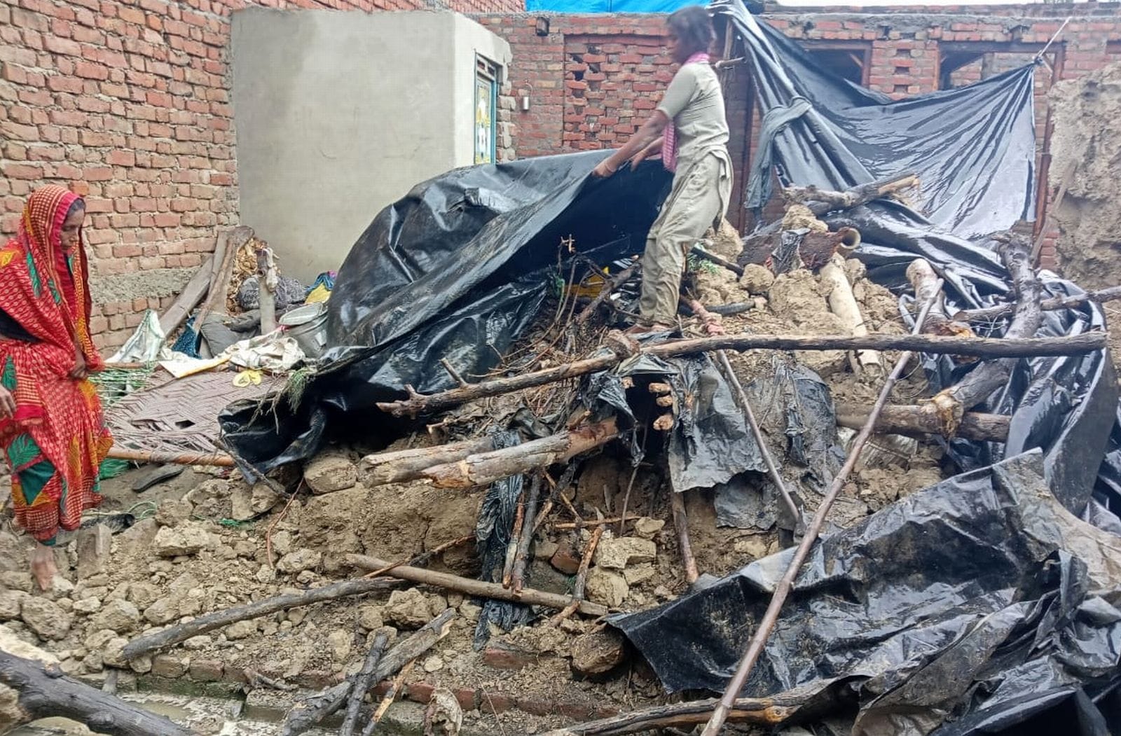 वह दीवार जिसके मलबे मे सुदामा देवी दबी थी।