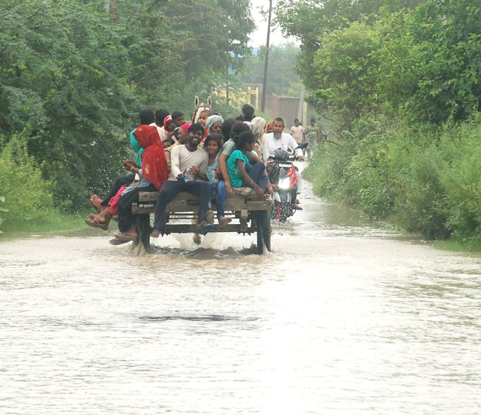 अब्दुलापुर के उच्च प्राथमिक विद्यालय में भरा यमुना का पानी