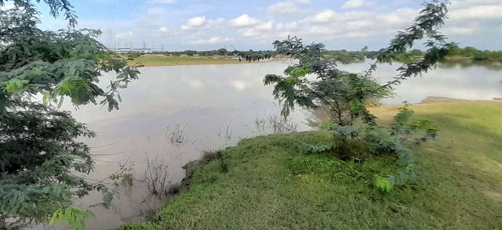 अरिल नदी में डूबने से छात्र की मौत के बाद विलाप करते परिवार वाले।