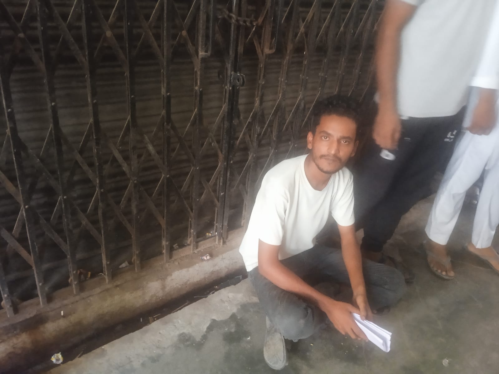 बीसलपुर में नगर पालिका की दुकान सव्वल डालकर खोलता पालिका कर्मी । संवाद