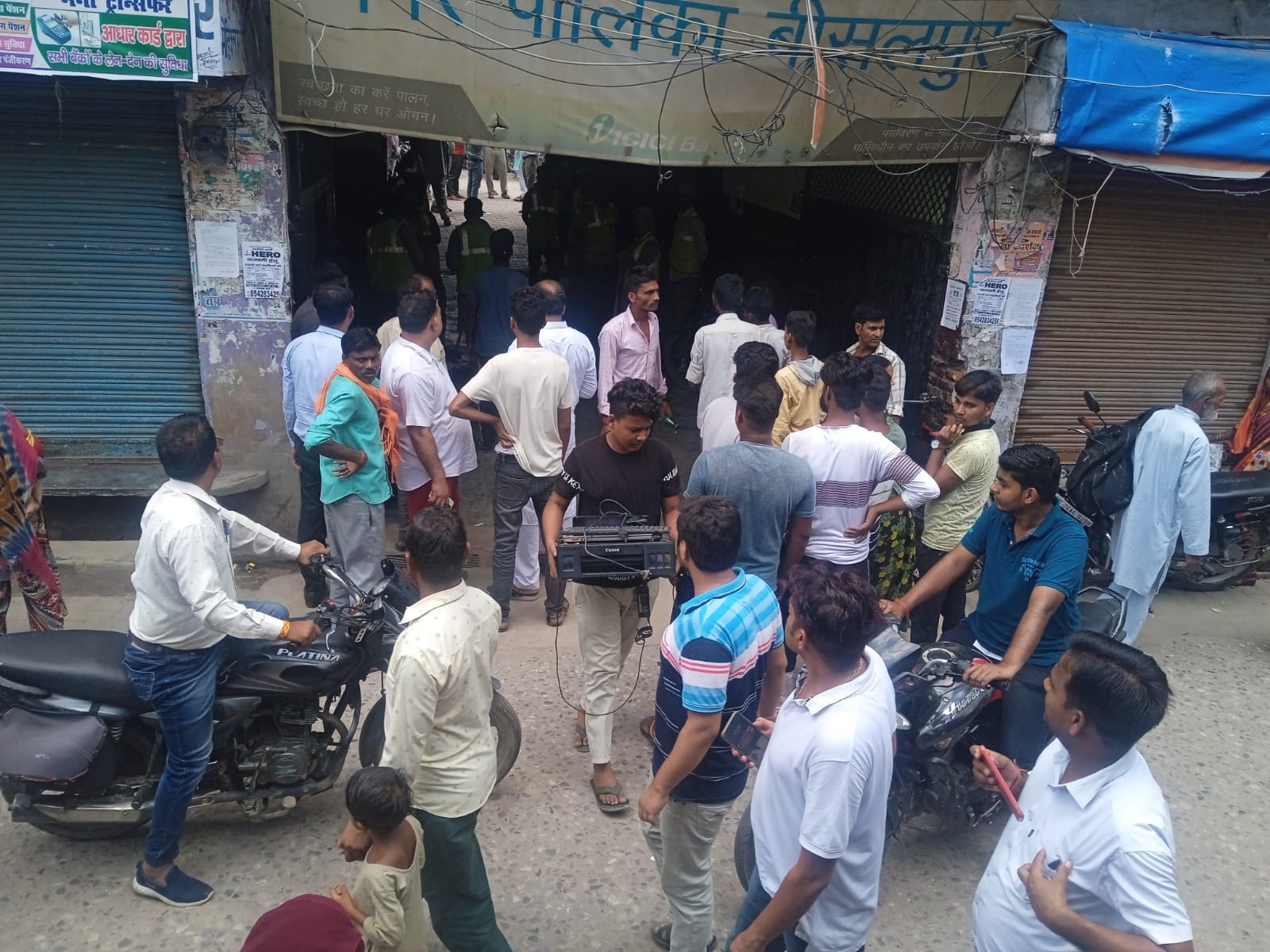 बीसलपुर में नगर पालिका की दुकान सव्वल डालकर खोलता पालिका कर्मी । संवाद