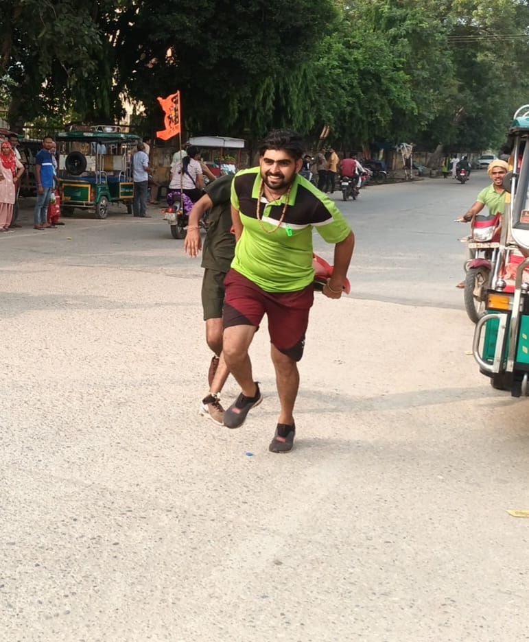 बड़ौत- बिजरोल मार्ग पर डाक कावड़ लेकर दौड़ता शिवभक्त कावड़िया। बड़ौत- बिजरोल मार्ग पर डाक कावड़ लेकर दौड़ता शिवभक्त कावड़िया।