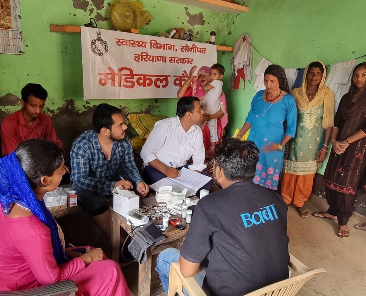 फोटाे 26. जाजल टोंकी गांव के मरीजों की स्वास्थ्य की जांच करते चिकित्सक डॉ. आशीष। संवाद
