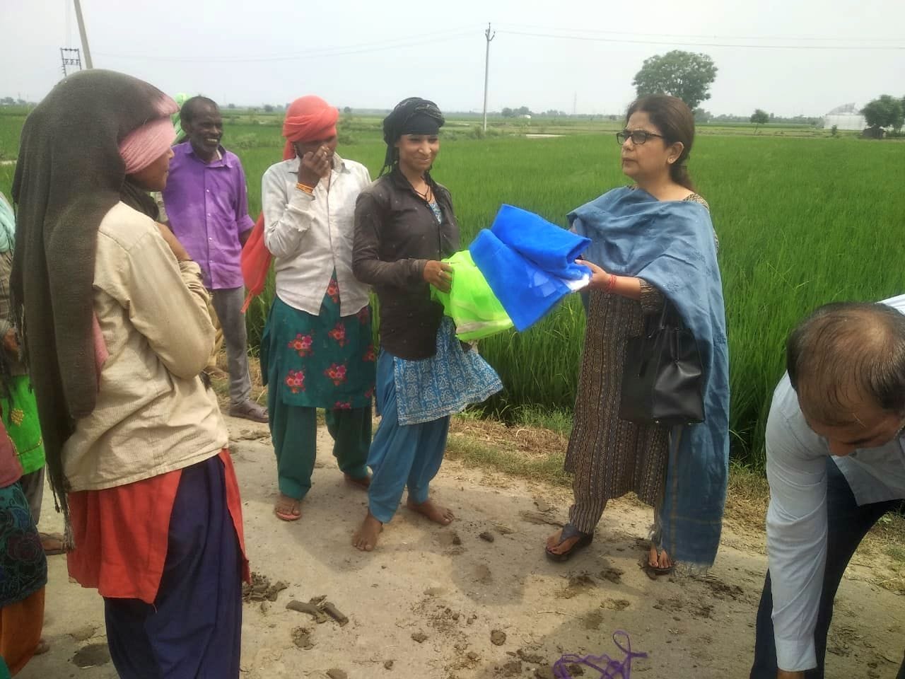 फोटाे 26. जाजल टोंकी गांव के मरीजों की स्वास्थ्य की जांच करते चिकित्सक डॉ. आशीष। संवाद