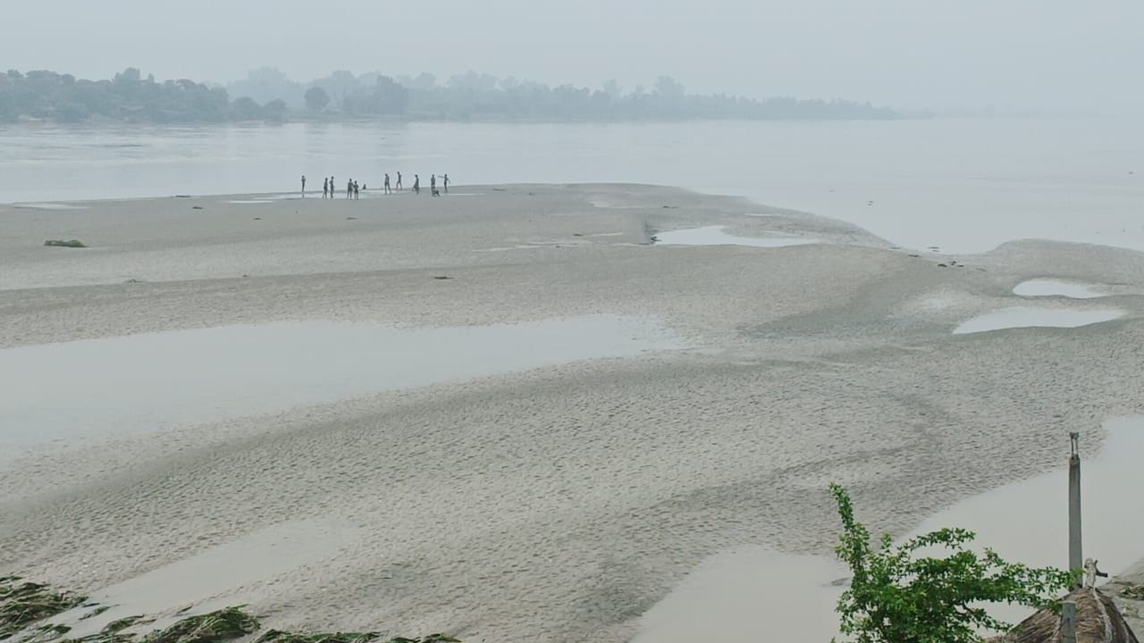 फोटो :39: गांव गढ़ मिरकपुर के पास यमुना का जलस्तर कम होने के बाद खेत में दिखाई दे रही प्रभावित फोटो :39: गांव गढ़ मिरकपुर के पास यमुना का जलस्तर कम होने के बाद खेत में दिखाई दे रही प्रभावित