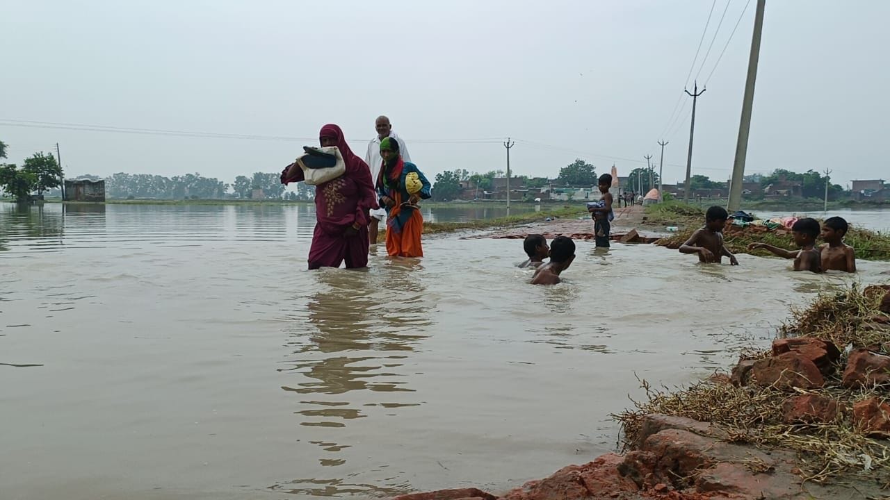फोटो :39: गांव गढ़ मिरकपुर के पास यमुना का जलस्तर कम होने के बाद खेत में दिखाई दे रही प्रभावित फोटो :39: गांव गढ़ मिरकपुर के पास यमुना का जलस्तर कम होने के बाद खेत में दिखाई दे रही प्रभावित