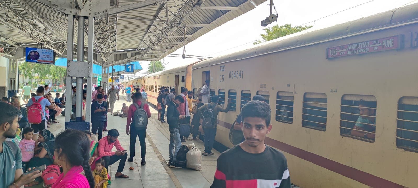 फोटो 48- सोनीपत रेलवे स्टेशन पर पहुंची ट्रेन में चढ़ने का प्रयास करते यात्री। संवाद फोटो 48- सोनीपत रेलवे स्टेशन पर पहुंची ट्रेन में चढ़ने का प्रयास करते यात्री। संवाद