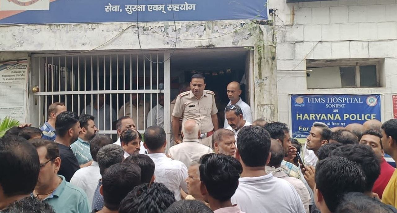 फोटो :49: सोनीपत में थाने में पहुंचे दुकानदारों से बातचीत करते थाना प्रभारी कर्मजीत सिंह। फोटो :49: सोनीपत में थाने में पहुंचे दुकानदारों से बातचीत करते थाना प्रभारी कर्मजीत सिंह।