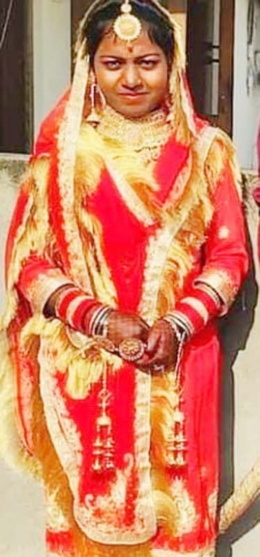 गांव रघुनाथपुर के पास शमसेर की निशानदेही पर सरिता के शव के अवशेष तलाश करती पुलिस