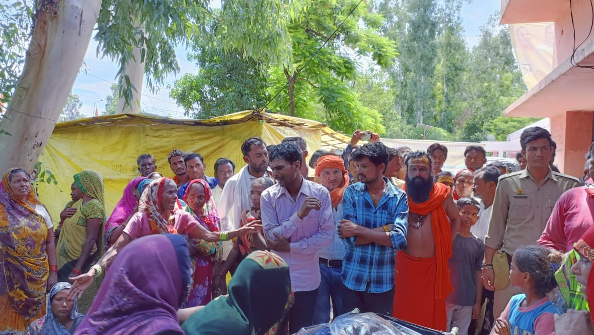 हादसे के बाद पलटी पिकअप । संवाद