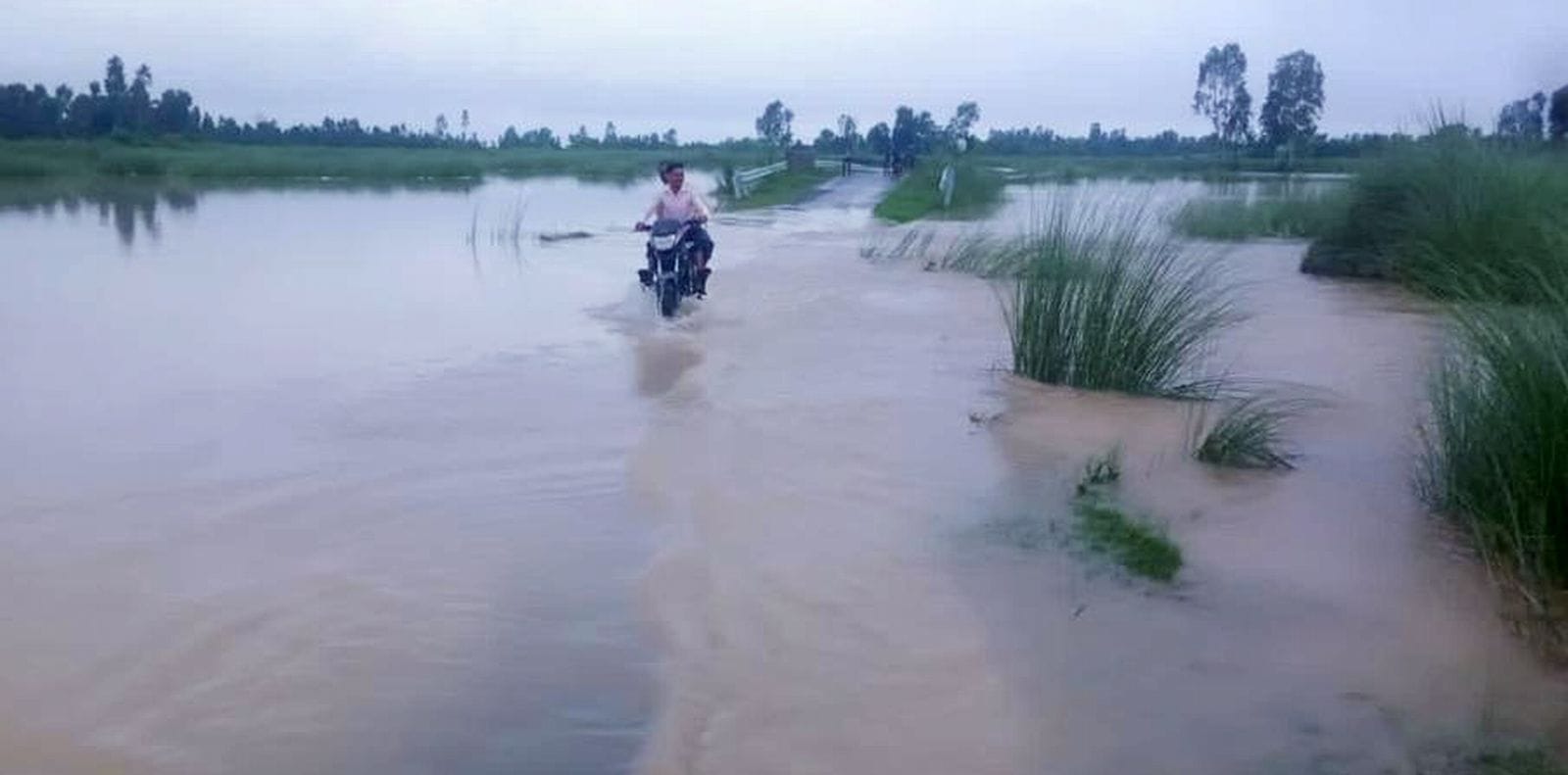 सहसवान में इस तरह सड़क पार कर रहे लोग।