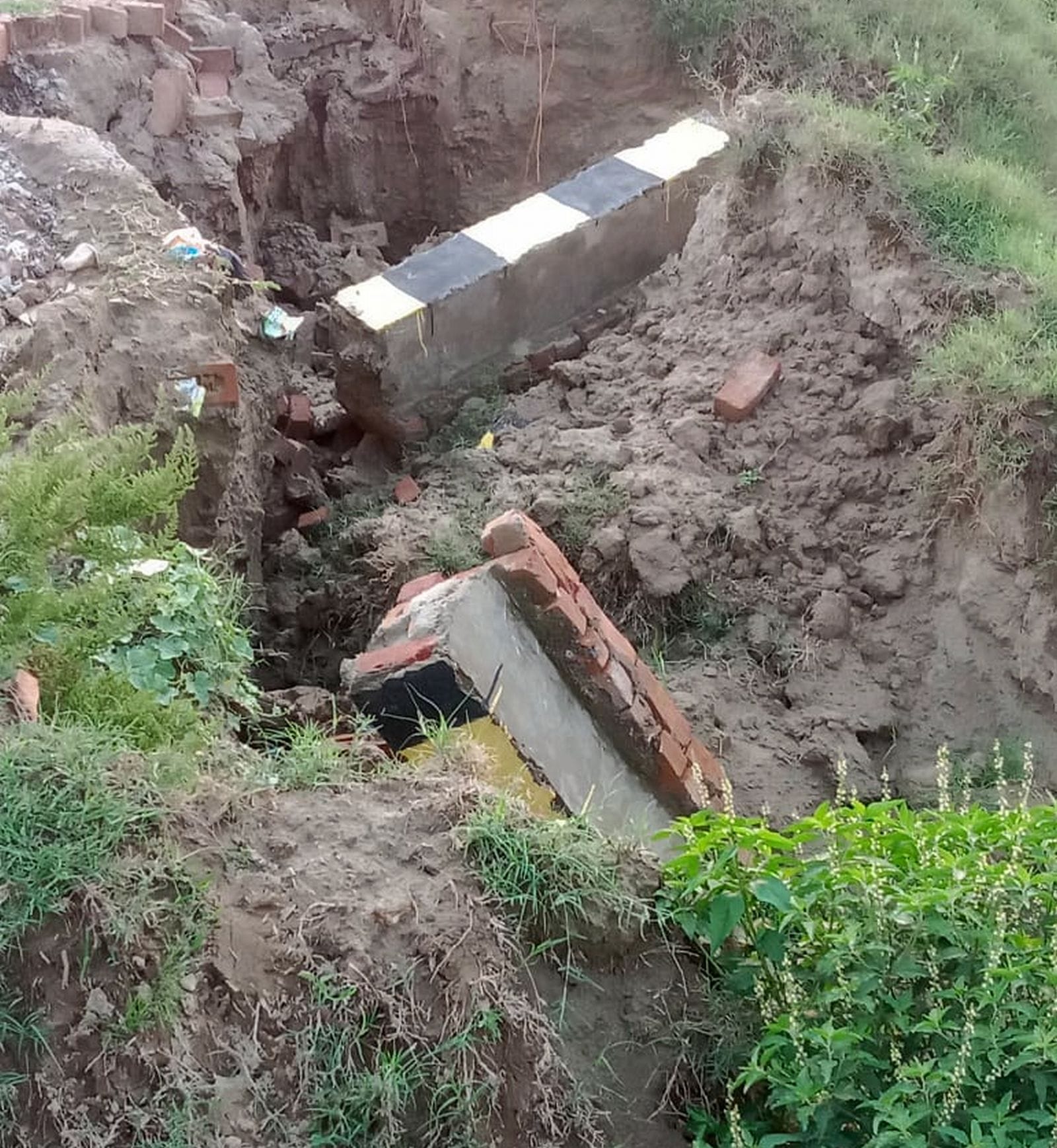 सहसवान में इस तरह सड़क पार कर रहे लोग।