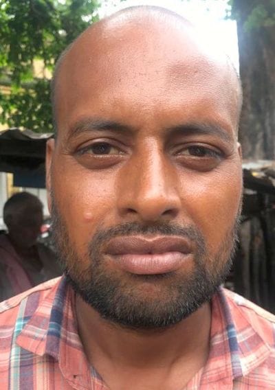 सहसवान में इस तरह सड़क पार कर रहे लोग।