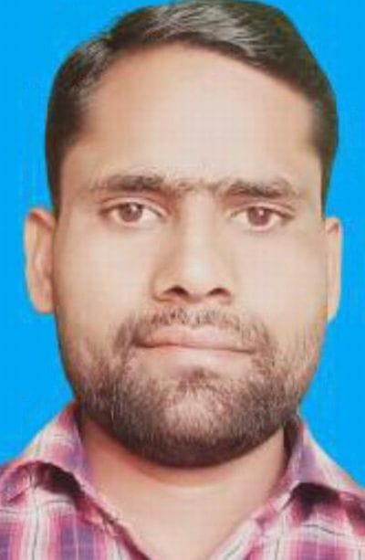 सहसवान में इस तरह सड़क पार कर रहे लोग।