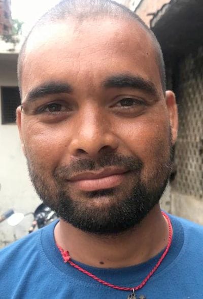 सहसवान में इस तरह सड़क पार कर रहे लोग।