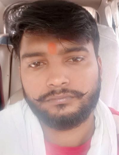 सहसवान में इस तरह सड़क पार कर रहे लोग।