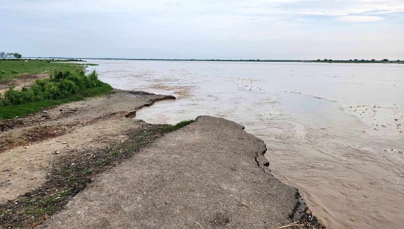 सहसवान में इस तरह सड़क पार कर रहे लोग।