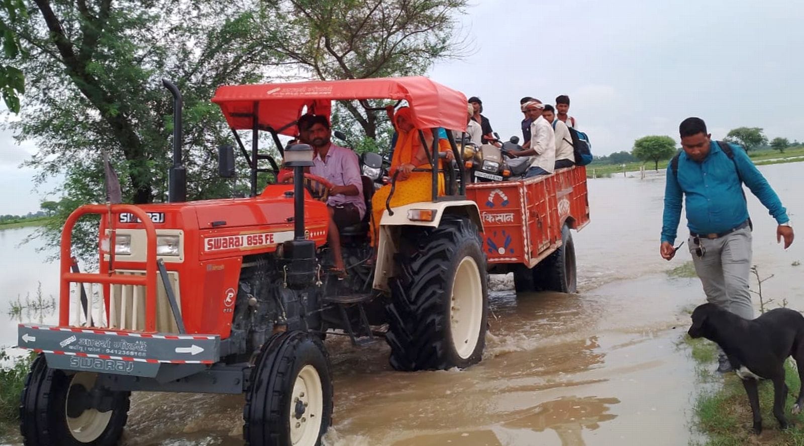 सहसवान में इस तरह सड़क पार कर रहे लोग।