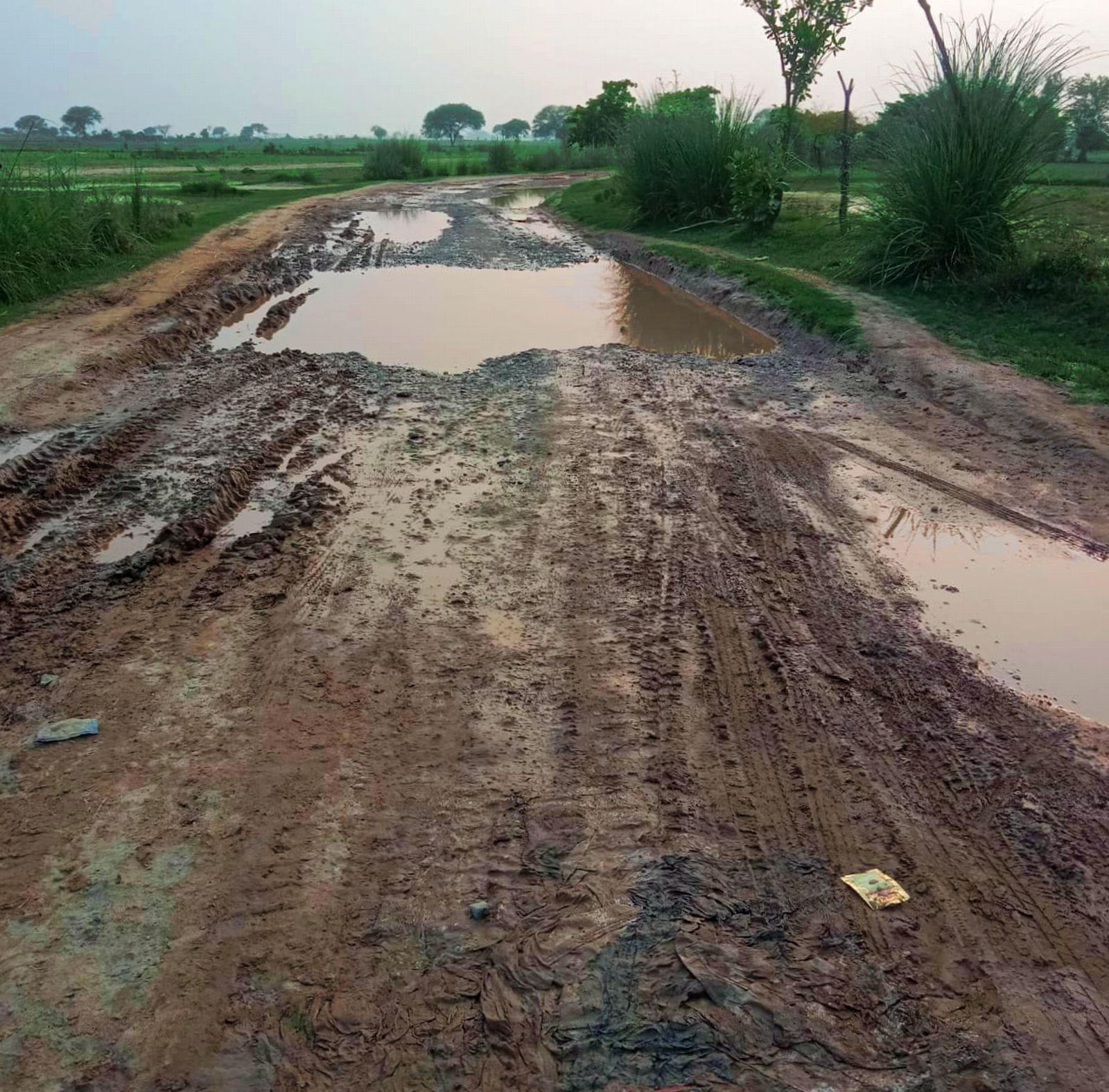 सहसवान में इस तरह सड़क पार कर रहे लोग।