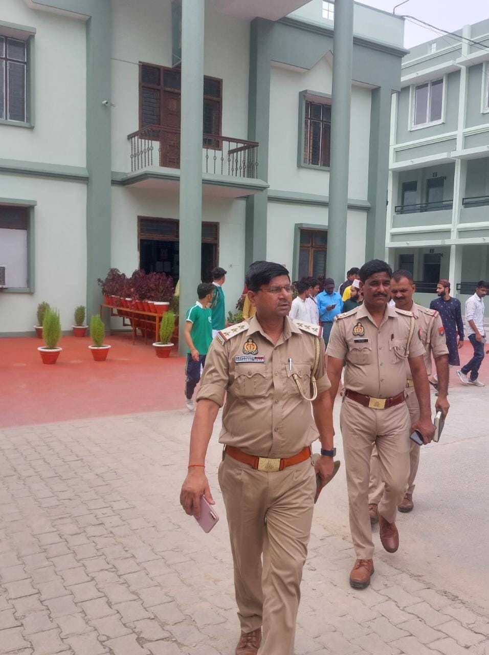 स्कूल के बाहर मौजूद परिजन। संवाद