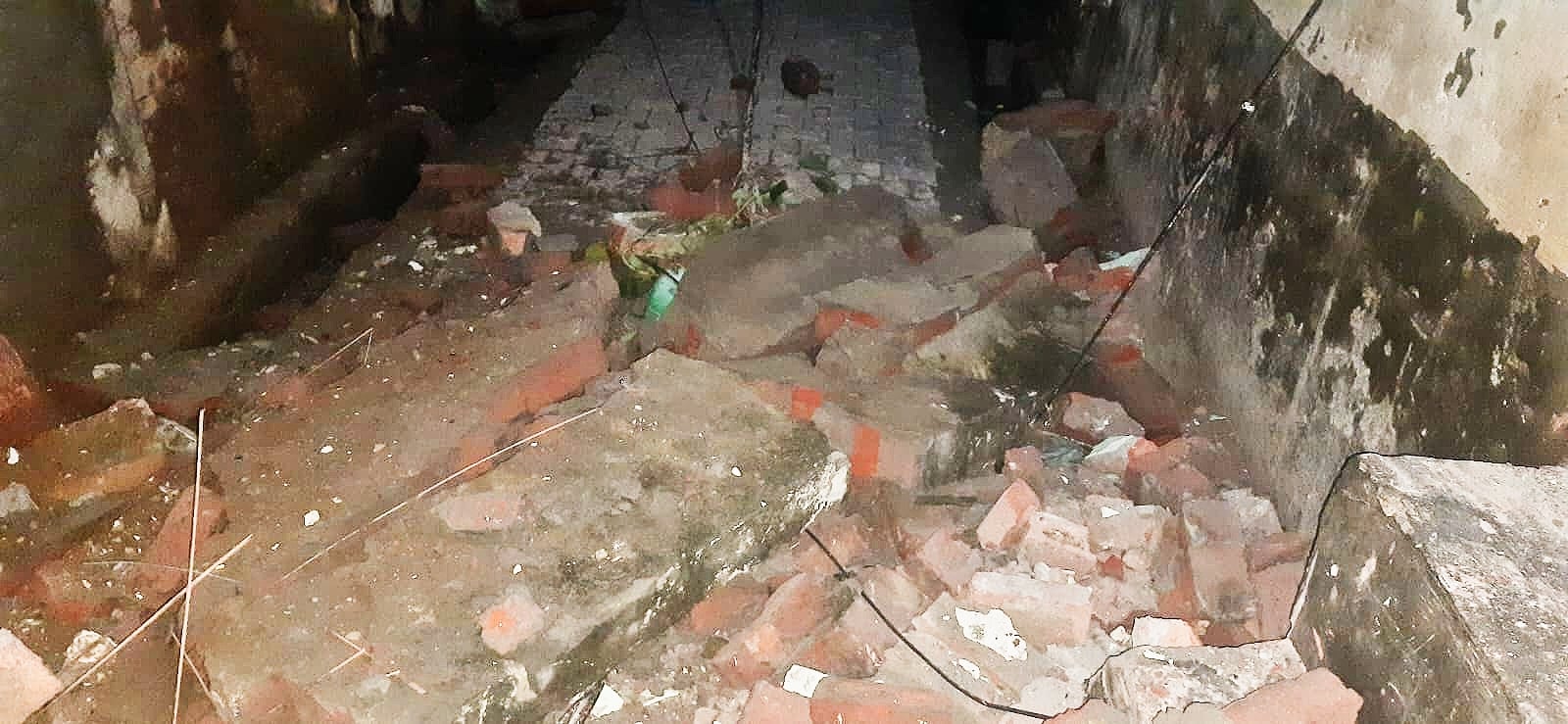 दो मंजिला जर्जर मकान गिरने से एमसीडी कर्मी समेत परिवार के सात लोग मलबे में दब गए। महिलाएं और बच दो मंजिला जर्जर मकान गिरने से एमसीडी कर्मी समेत परिवार के सात लोग मलबे में दब गए। महिलाएं और बच