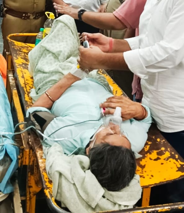 दो मंजिला जर्जर मकान गिरने से एमसीडी कर्मी समेत परिवार के सात लोग मलबे में दब गए। महिलाएं और बच दो मंजिला जर्जर मकान गिरने से एमसीडी कर्मी समेत परिवार के सात लोग मलबे में दब गए। महिलाएं और बच