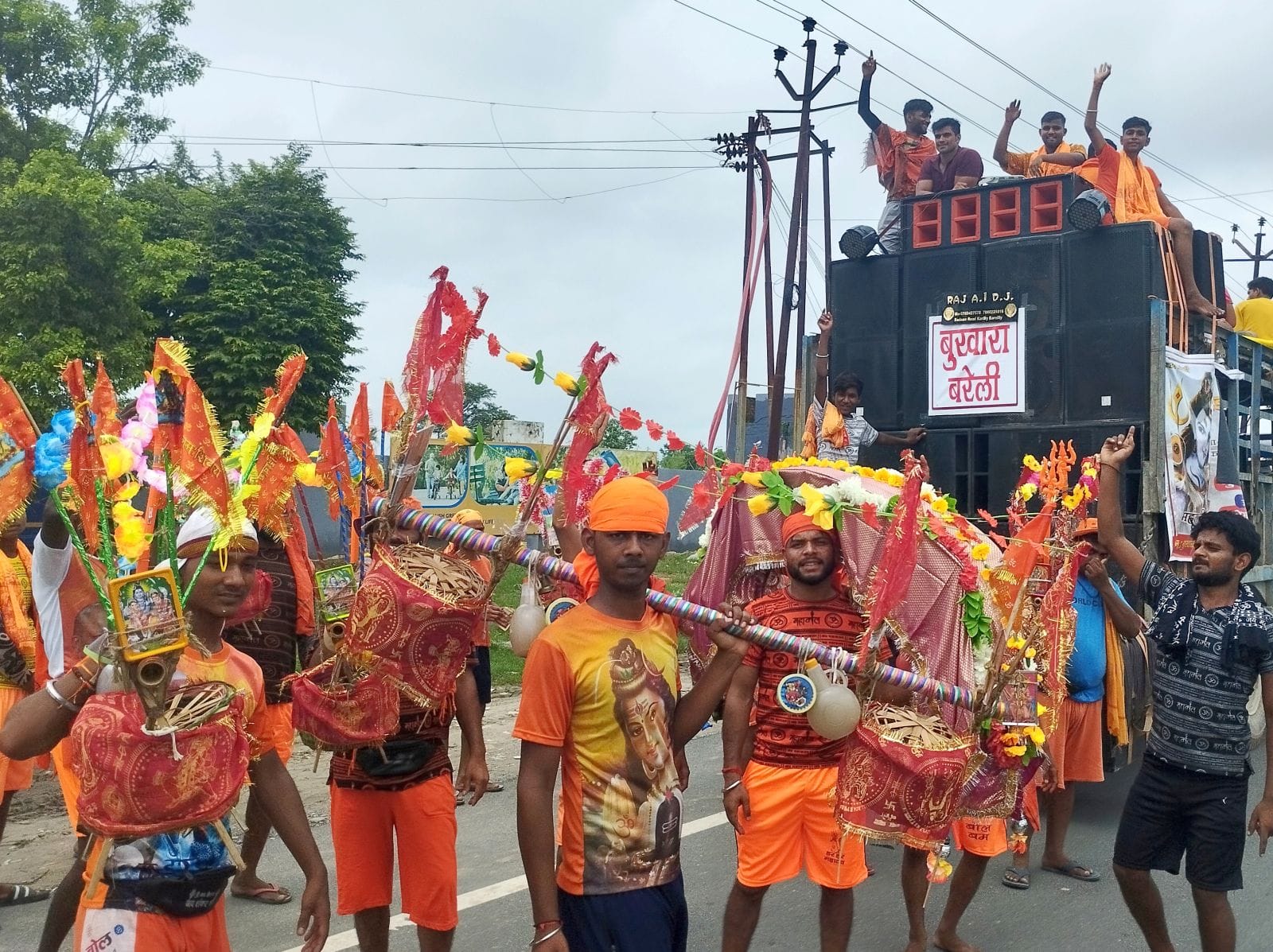 उझानी में कांवड़ियों का स्वागत कर उन्हें फल और मिठाई बांटते एसएसपी डॉ.ओपी सिंह।