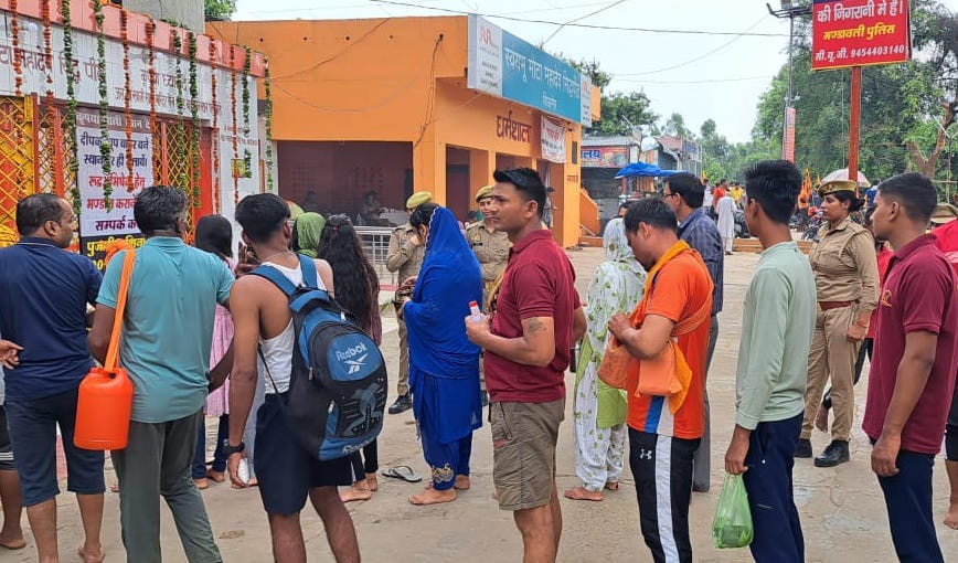 बिजनौर में शिवरात्रि में बालाजी मंदिर पर जलाभिषेक करती श्रृद्धालु।