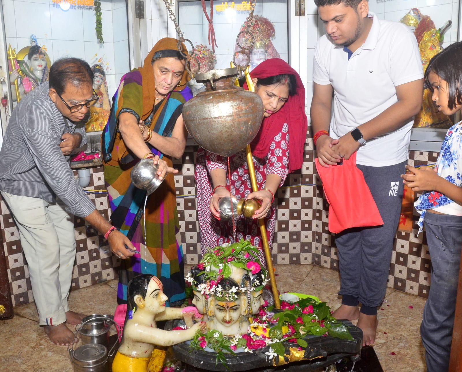 बिरूआवाड़ी मंदिर में जलाभिषेक करते श्रद्धालु।