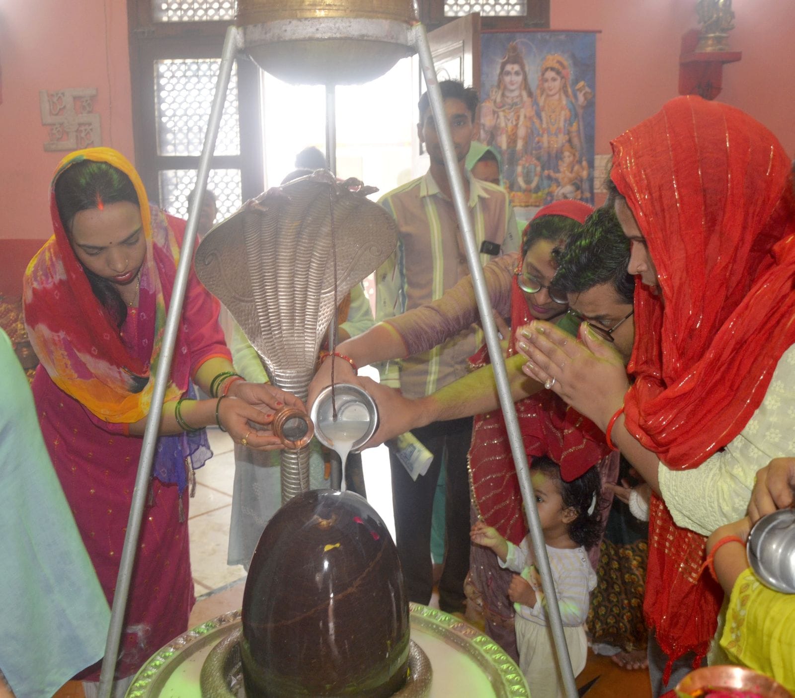 बिरूआवाड़ी मंदिर में जलाभिषेक करते श्रद्धालु।