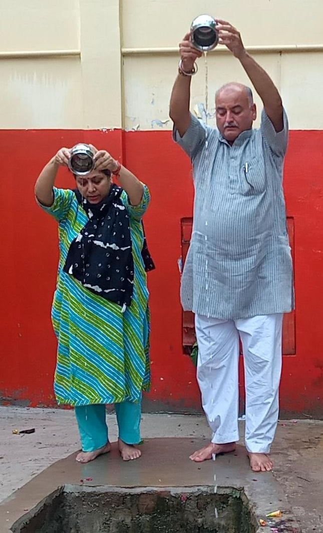 कांवड़ यात्रा में डीजे पर नृत्य करते कांवड़िये और देवस्वरूप में सजे कलाकार