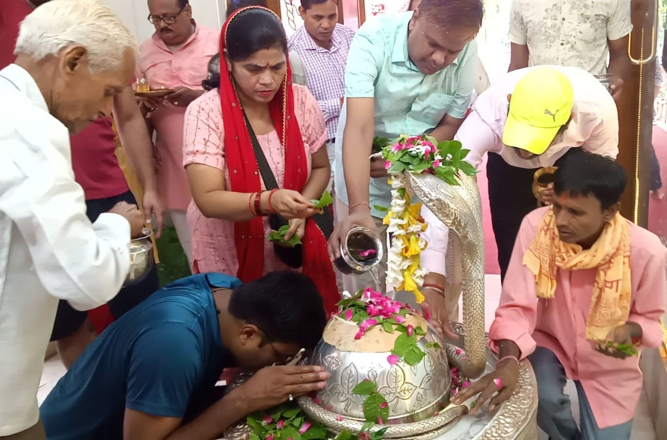 कांवड़ यात्रा में डीजे पर नृत्य करते कांवड़िये और देवस्वरूप में सजे कलाकार
