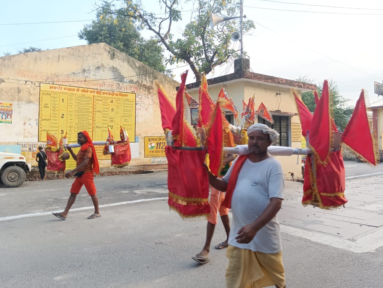मंडी समिति परिसर में कांवडियो के ठहरने की व्यवस्था की गई । संवाद