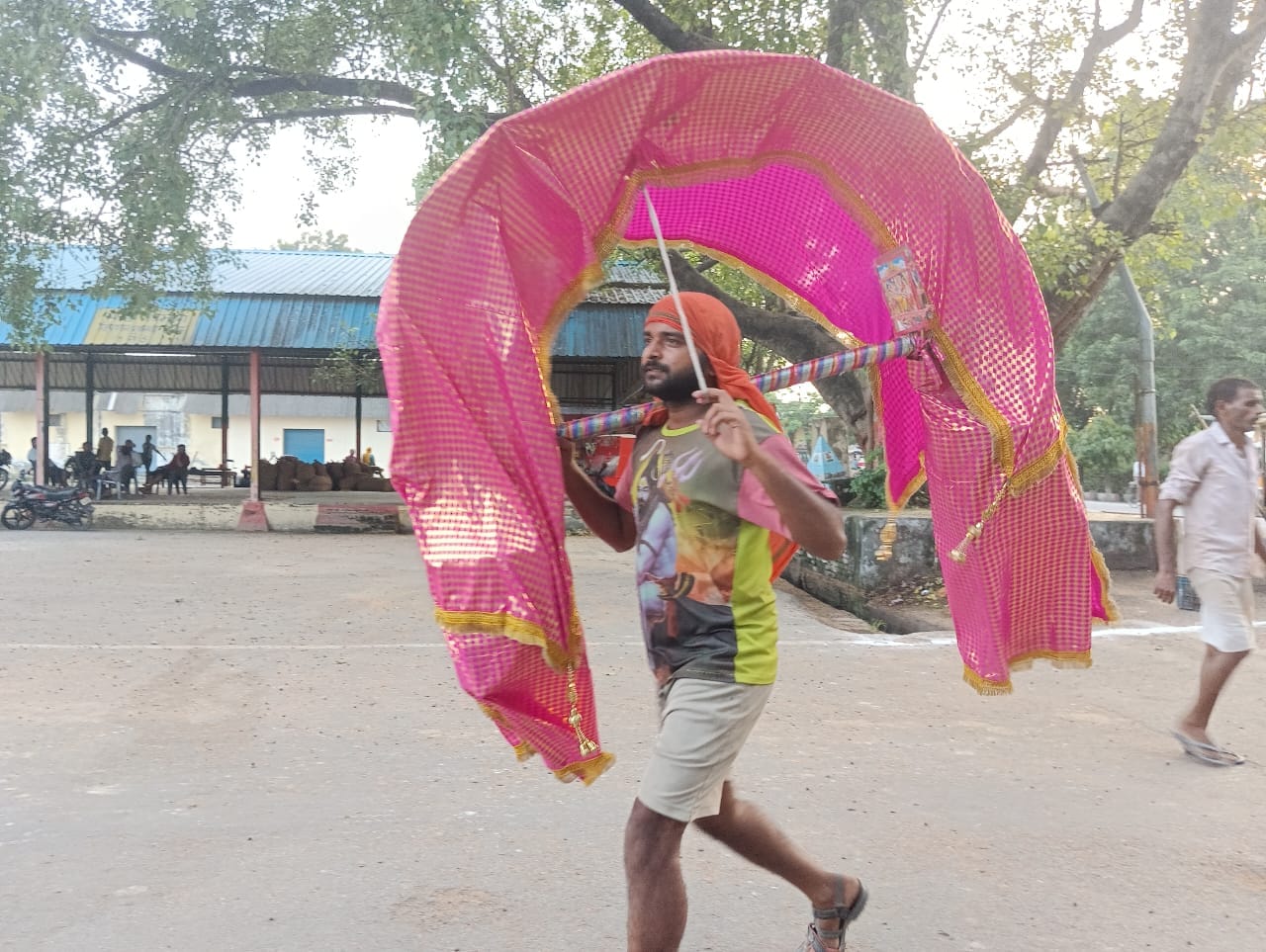 मंडी समिति परिसर में कांवडियो के ठहरने की व्यवस्था की गई । संवाद