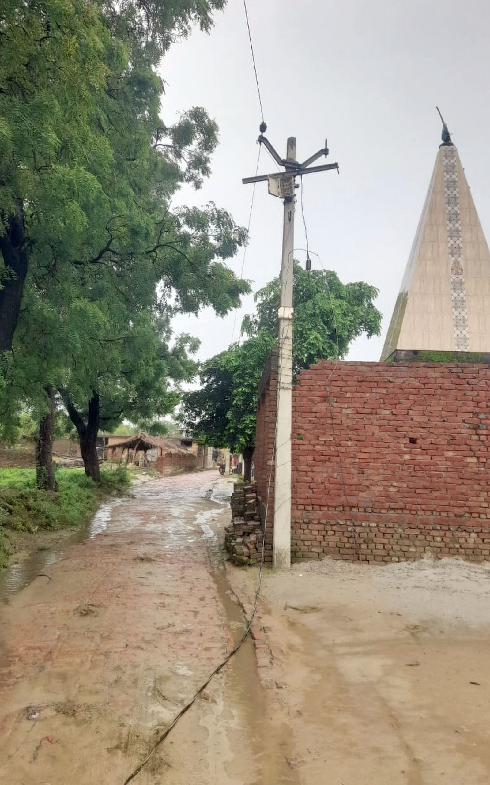 मूसेपुर गांव में हादसे के बाद विलाप करते बालिका के परिजन।