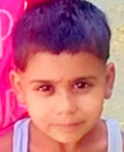 मूसेपुर गांव में हादसे के बाद विलाप करते बालिका के परिजन।